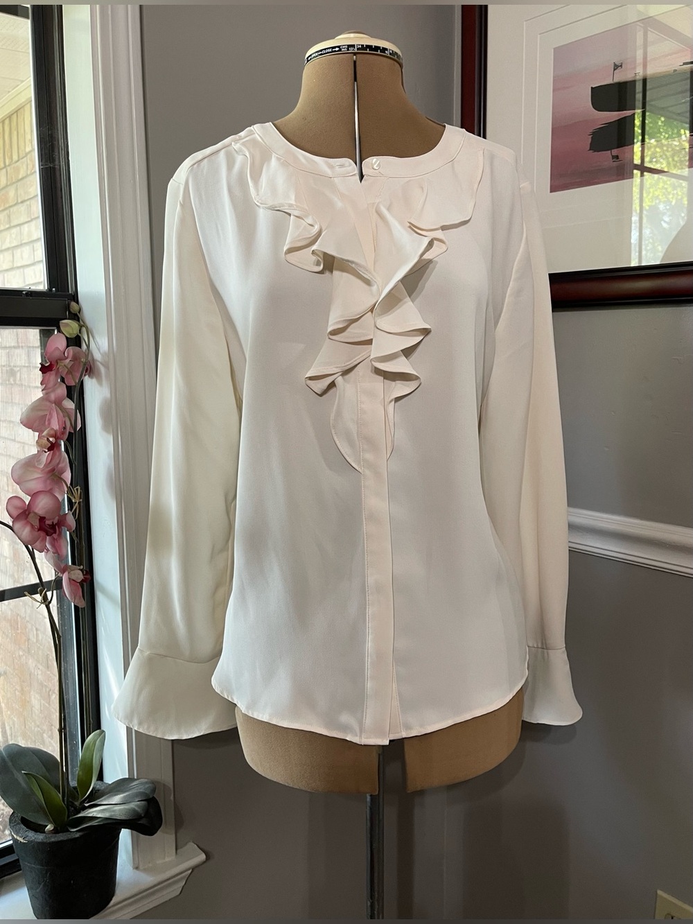 LOFT sz L Cream Ruffle Front Long-Sleeve Blouse